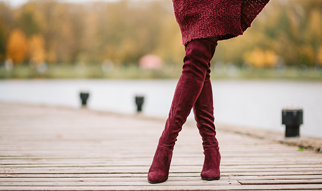 how-to-wear-over-the-knee-and-knee-high-boots-fashionisers-woman-walking-in-red-boots