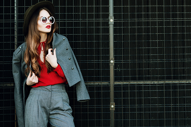 What-to-Wear-To-The-Office-In-Summer-suit-with-pop-of-red