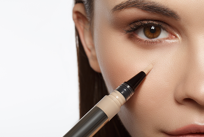 Tips-for-Choosing-and-Using-Concealer-Correctly-woman-applying-concealer