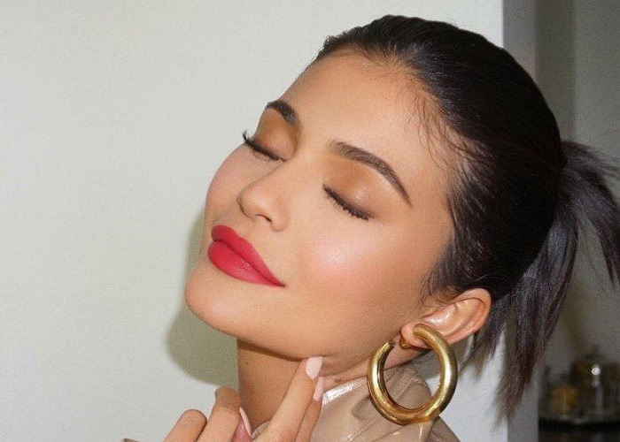 Celebs Are Showing You How To Work A Red Pout In Summer (3)