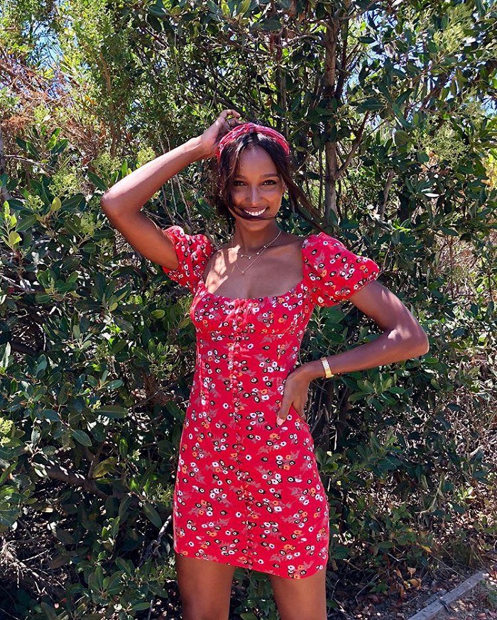 Stars-Are-Celebrating-The-End-Of-Summer-With-Sexy-Floral-Looks-red mini dress