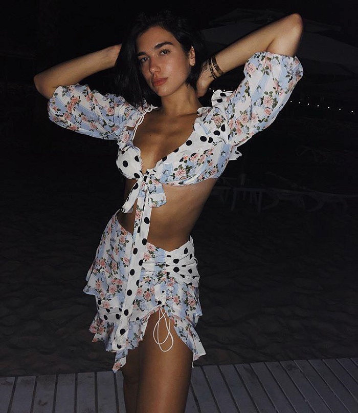 Stars-Are-Celebrating-The-End-Of-Summer-With-Sexy-Floral-Looks-floral set