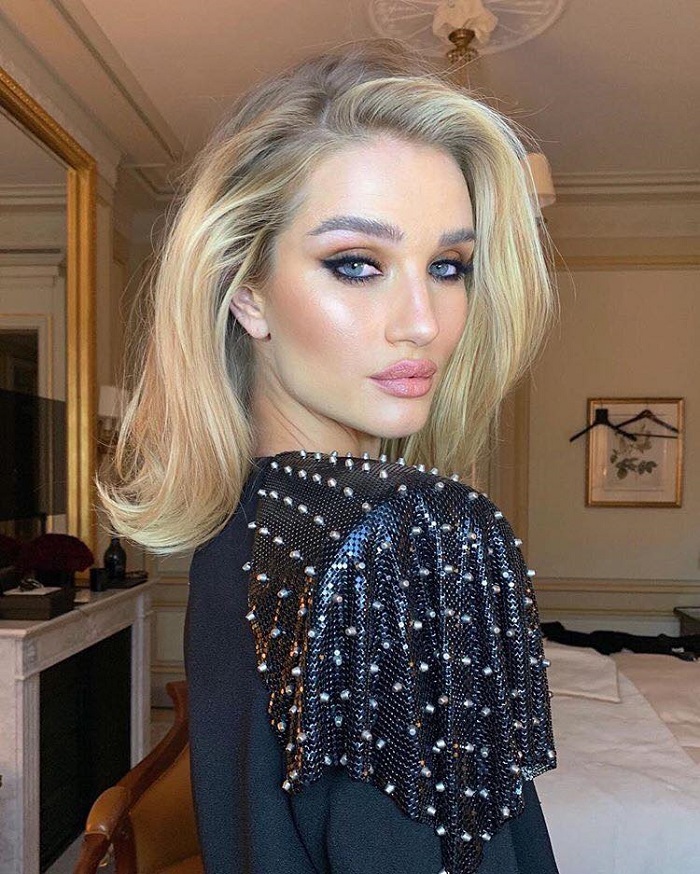 Are-Celebs-Bringing-Back-the-90s-Blowout-rosie huntington