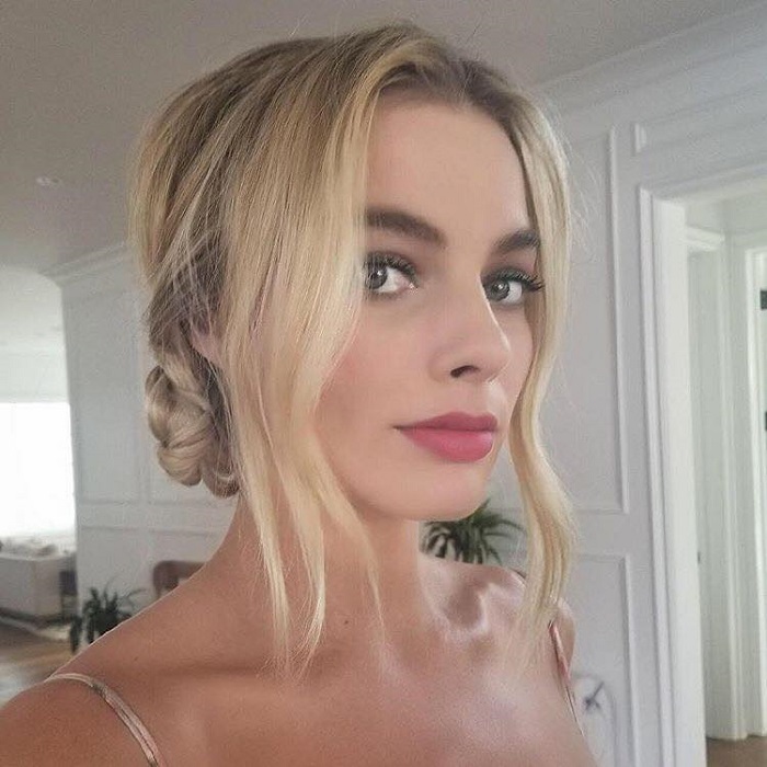 Celebs-Are-Bringing-Back-The-90’s-Inspired-Tendrils-Hair-Trend-Margot Robbie