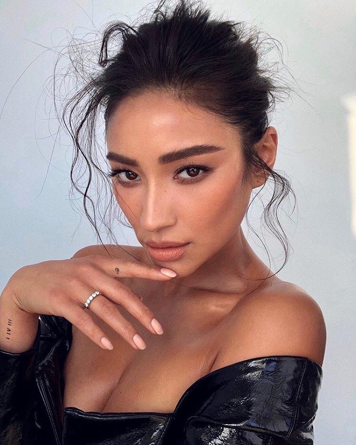 Celebs-Are-Bringing-Back-The-90’s-Inspired-Tendrils-Hair-Trend-Shay Mitchell