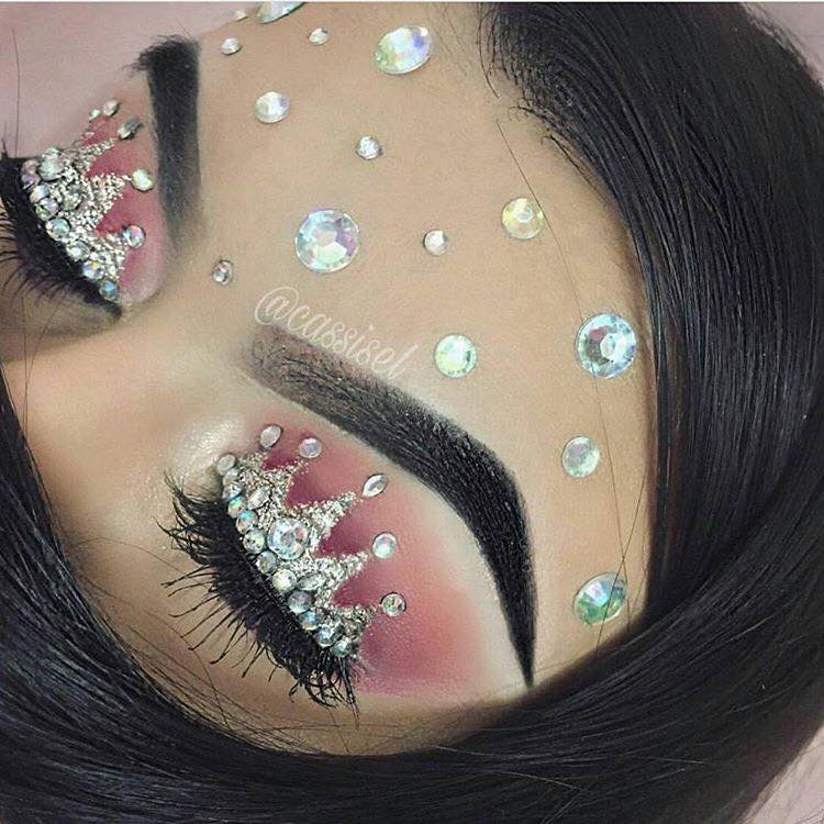 The-Craziest-Beauty-Trends-We-Have-Seen-on-Instagram-crown-makeup