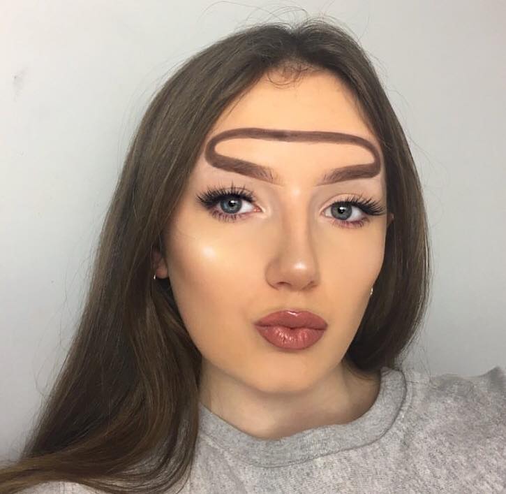 The-Craziest-Beauty-Trends-We-Have-Seen-on-Instagram-halo-brows