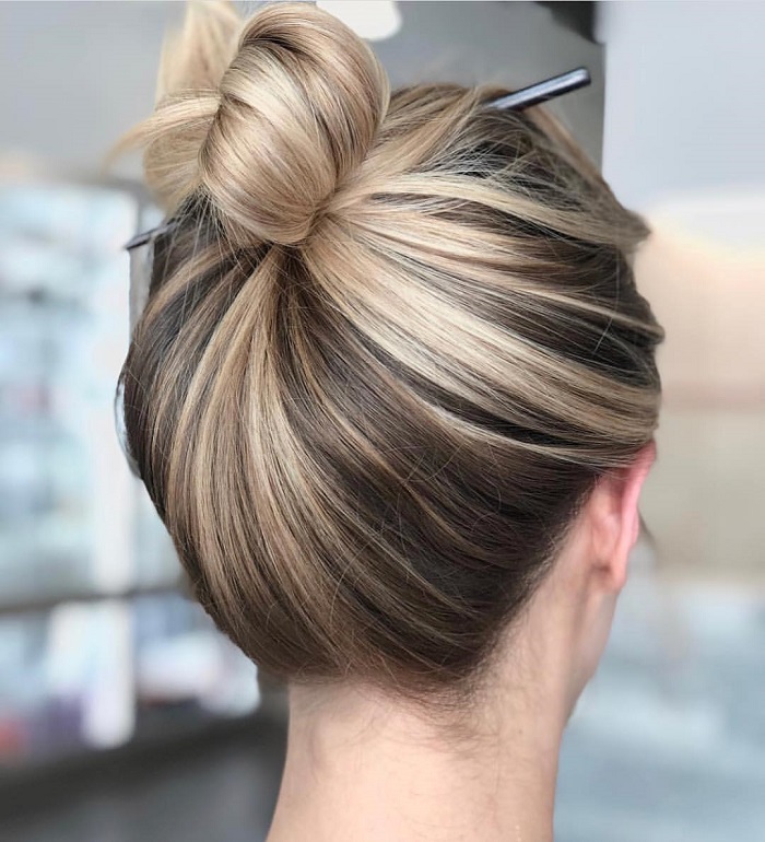These-Winter-Hairstyles-Will-Take-Your-Breath-Away-topknot