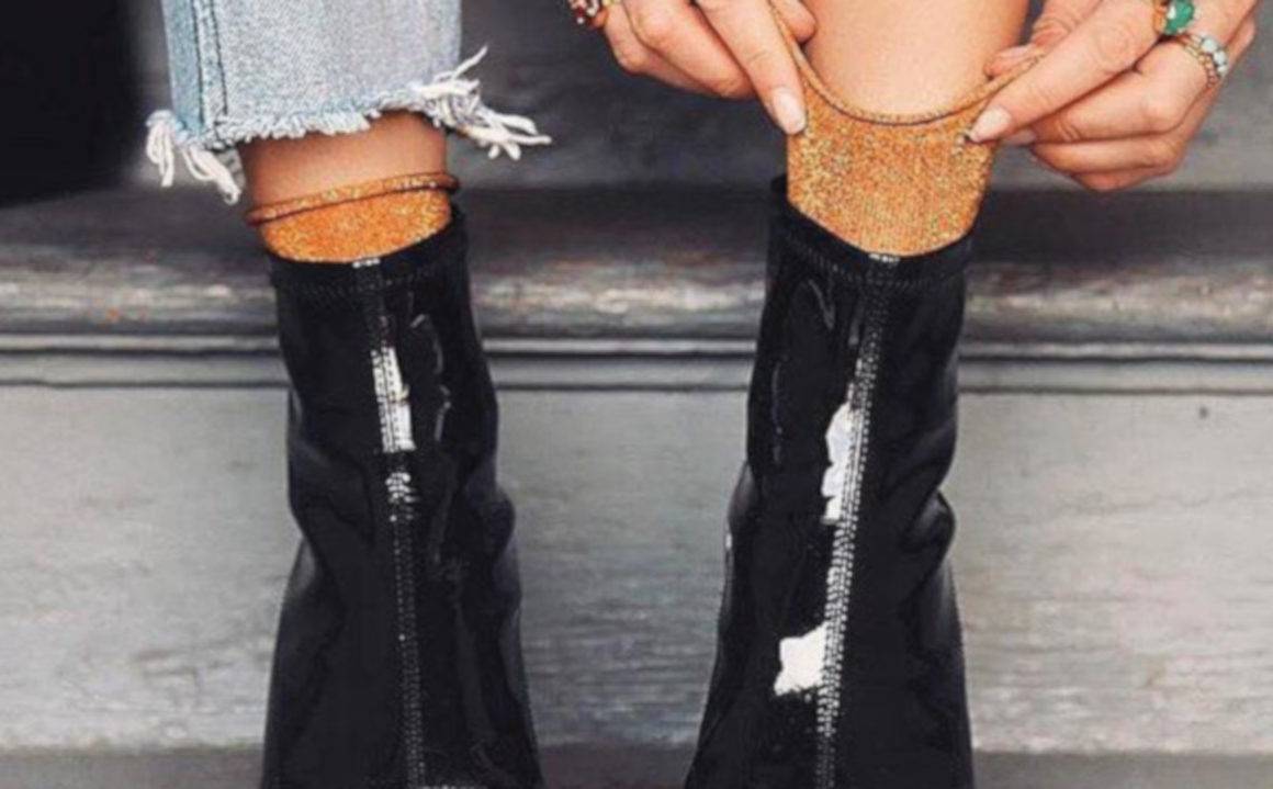 Cute-Ways-to-Style-Your-Shoes-With-Socks-lacquer-boots-and-sparky-socks1
