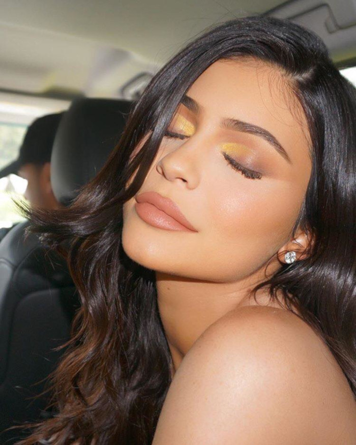 Kylie-Jenners-Most-Glamorous-Makeup-Looks-To-Copy-For-The-Holidays-sunset-eyes