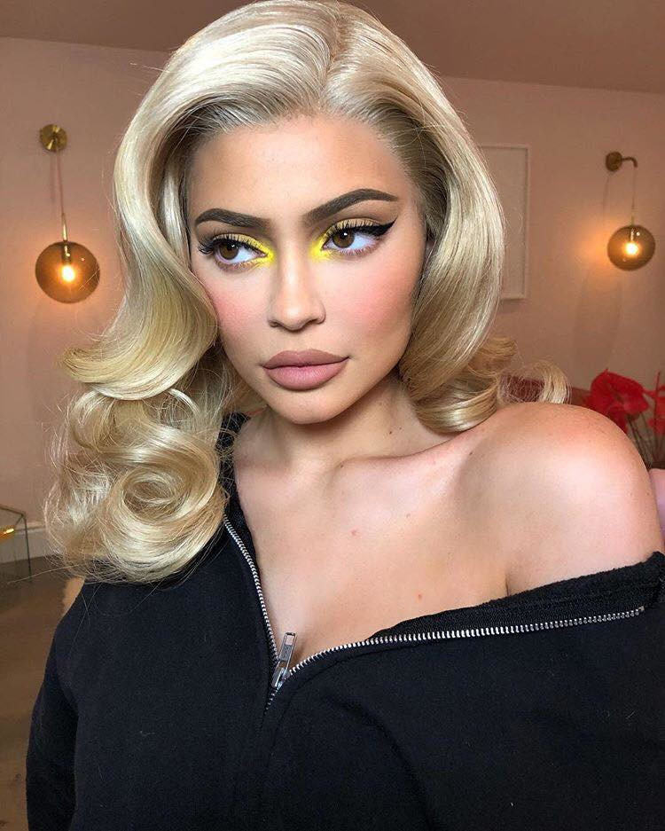 Kylie-Jenners-Most-Glamorous-Makeup-Looks-To-Copy-For-The-Holidays-yellow-inner-corner-highlight