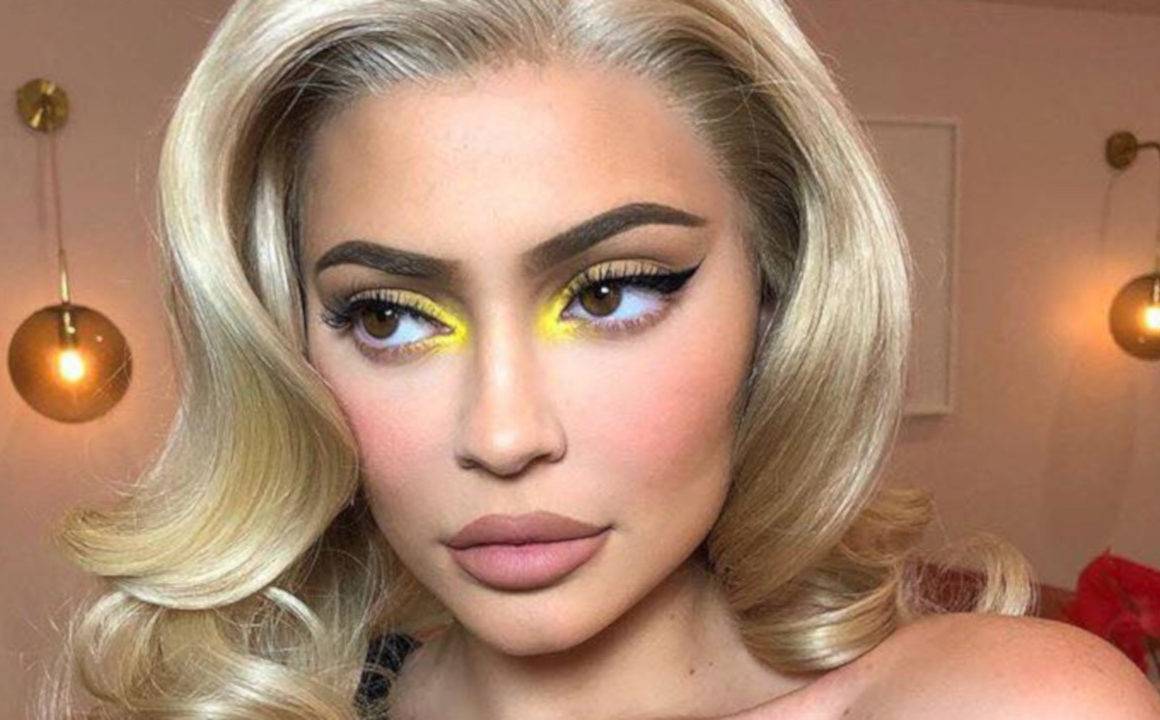 Kylie-Jenners-Most-Glamorous-Makeup-Looks-To-Copy-For-The-Holidays-yellow-inner-corner-highlight1