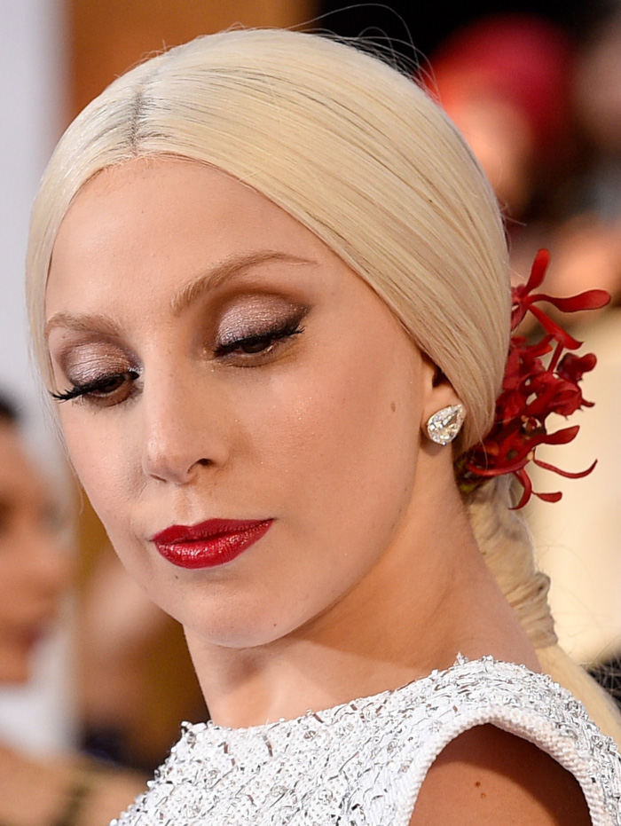 Lady-Gaga-Beauty-Looks-You-Can-Totally-Pull-off-red-lipstick