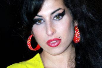 The-Most-Iconic-Celebrity-Beauty-Looks-Worth-Recreating-Amy-Winehouse