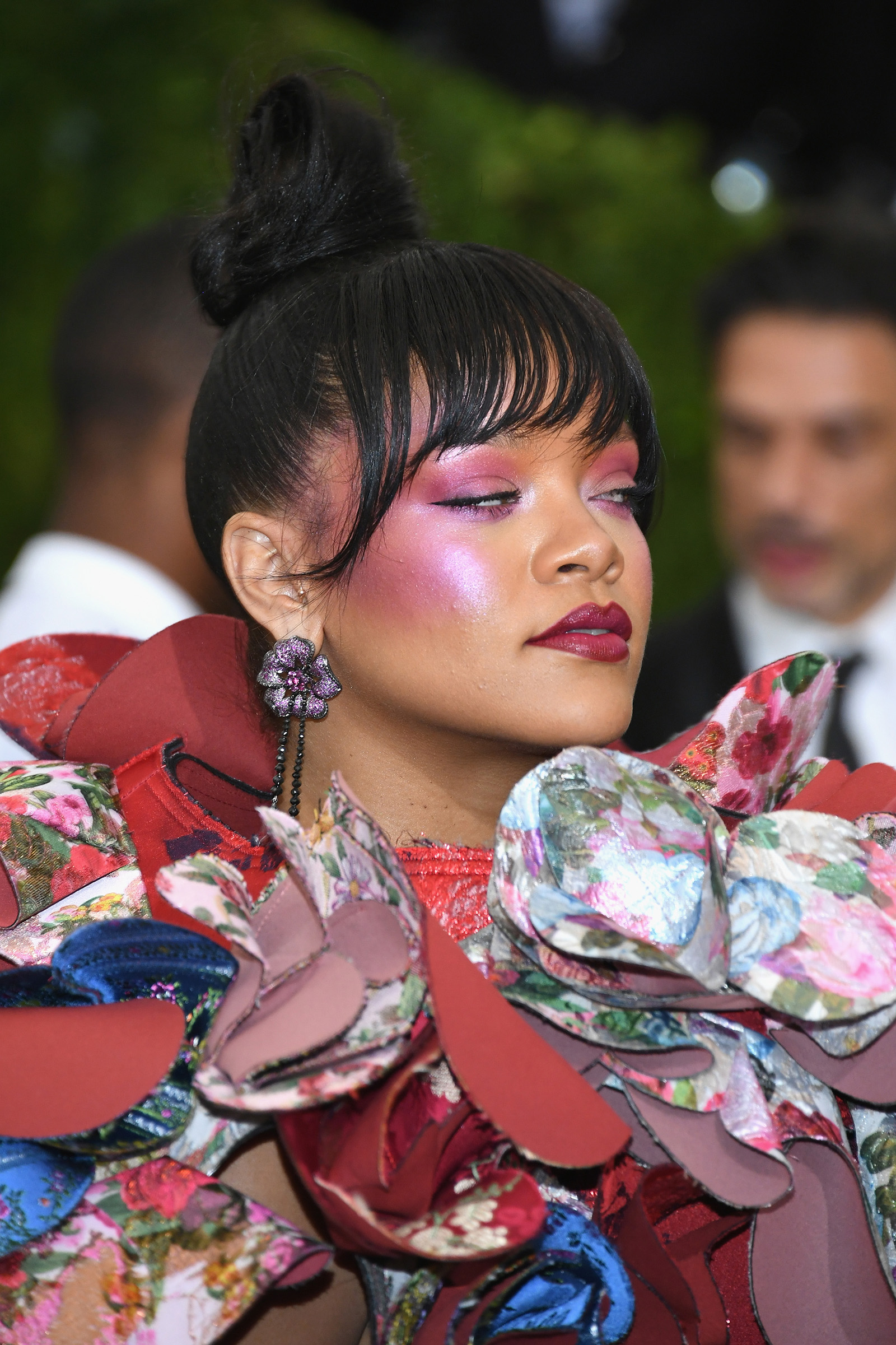 The-Most-Iconic-Celebrity-Beauty-Looks-Worth-Recreating-Rihanna