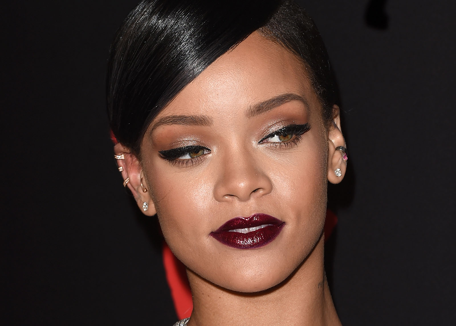 The-Prettiest-Celeb-Makeup-Looks-To-Steal-For-The-Holidays-Rihanna