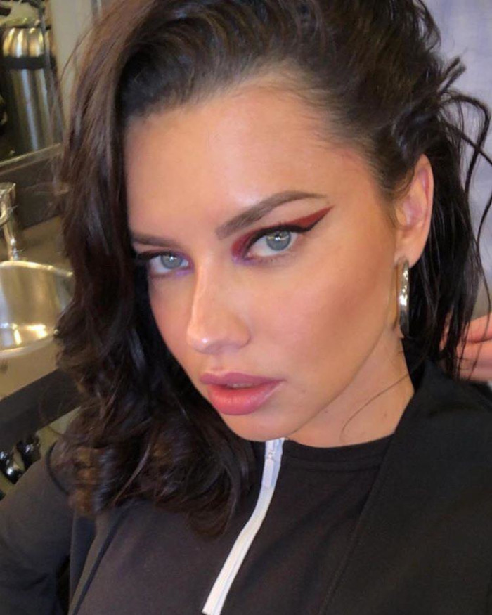 The-Beauty-Trends-From-Fall-2019-NYFW-Youll-Actually-Want-to-Try-brick-red-eyeliner Adriana Lima