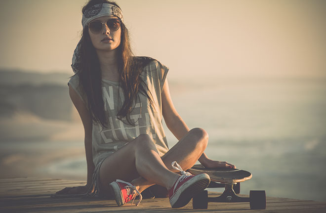 Perfect-Casual-Style-Tips-for-Women-street-casual-look-with-skateboard