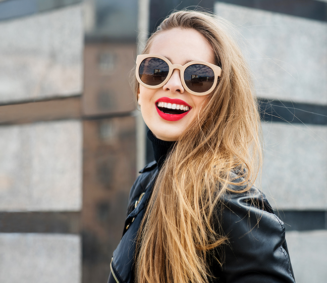 how-to-make-red-lipstick-last-all-day-girl-in-sunglasses-and-red-lipstick