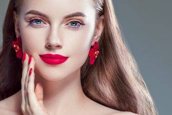 how-to-make-red-lipstick-last-all-day-main-image