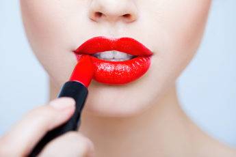 how-to-make-red-lipstick-last-all-day-woman-with-bright-red-lips