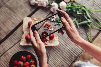 How-to-Get-More-Likes-on-Instagram-someone-taking-photo-of-their-food