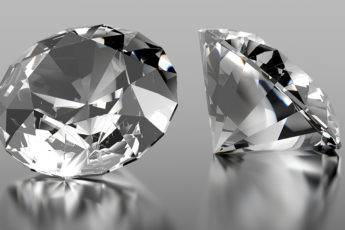 Six-Ways-to-Spot-Fake-Diamonds-fashionisers-main-image