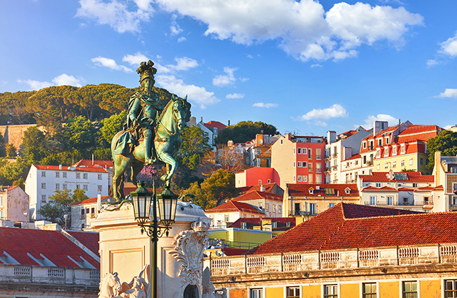 best-places-to-dress-up-in-lisbon-horse-statue