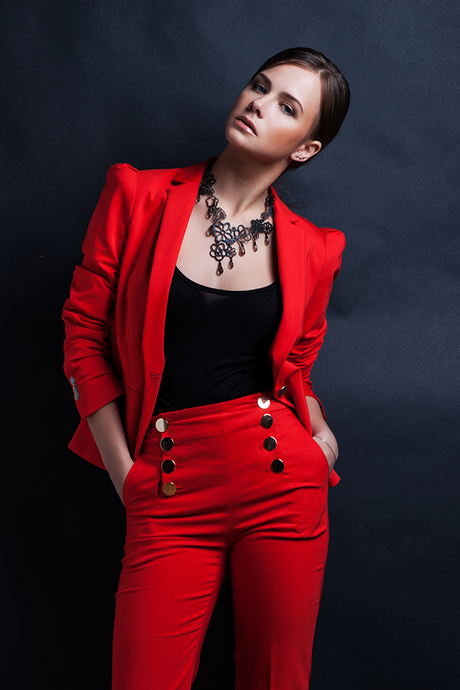 how-to-wear-red-fashionisers-red-suit-woman-with-dark-hair