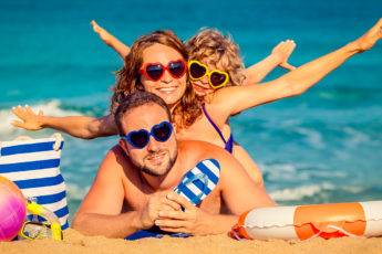 family-photoshoot-on-beach-why-you-should-book-photoshoot-main-image