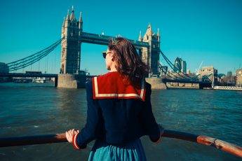 fashionistas-guide-to-london-main-image-girl-looking-at-london-bridge