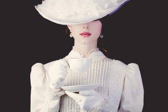 art-turn-into-fashion-fashionisers-classic-looking-woman-drinking-tea-main-image-fashionisers