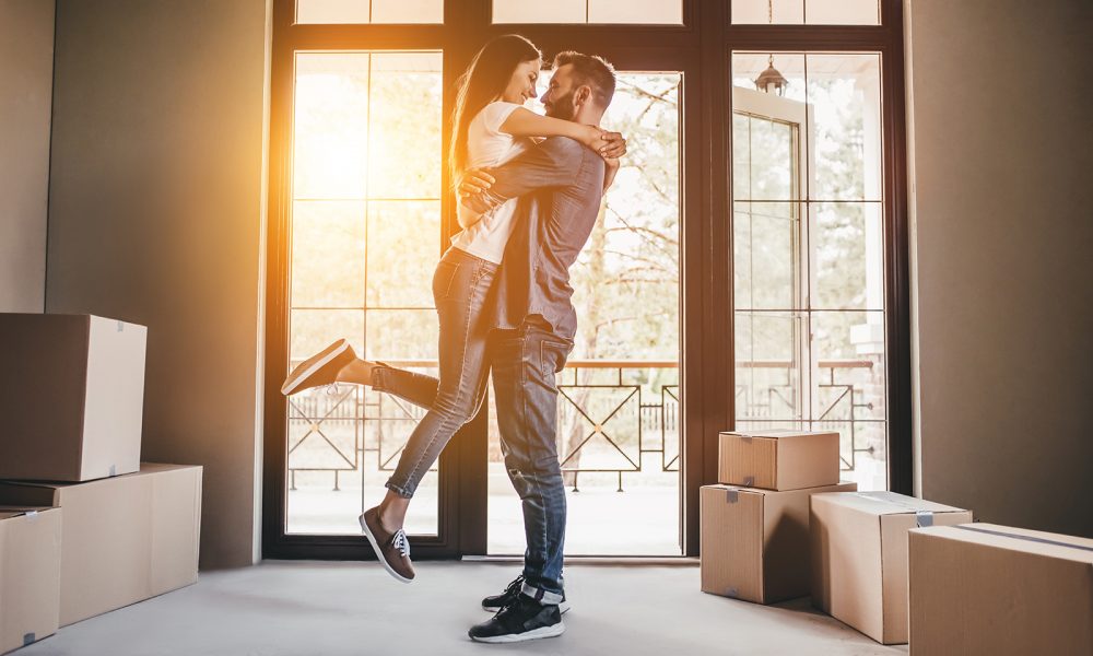 couple-kissing-after-getting-inside-new-home-1000x600