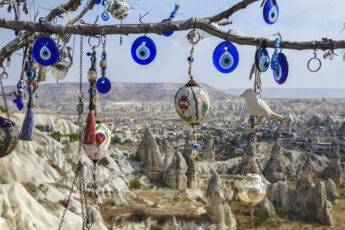 evil-eye-necklaces-hanging-from-tree-in-desert-1000x600