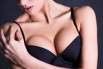 how-to-tell-if-you-are-wearing-the-wrong-bra-size-main-image-woman-in-bra