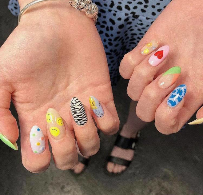 mismatched manicure is trending mismatched nails 1 Fashionisers©