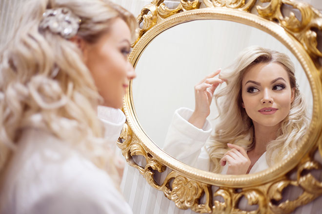 colors-that-flatter-blondes-white-blonde-girl-in-white-looking-in-mirror