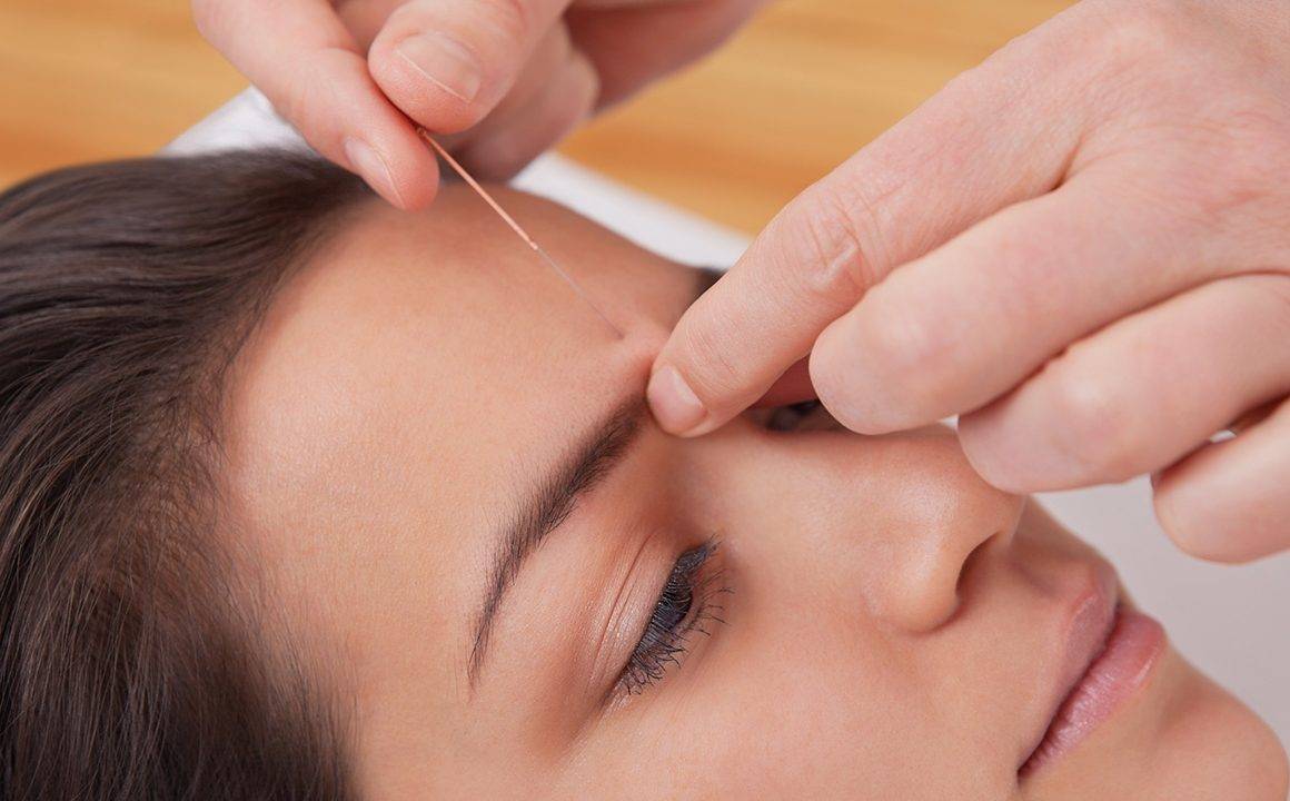 microblading-pros-and-cons-eyebrows-girl-getting-eyebrows-thredded