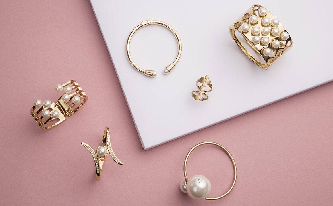 minimalist-jewelry-trends-jewelry-on-pink-background