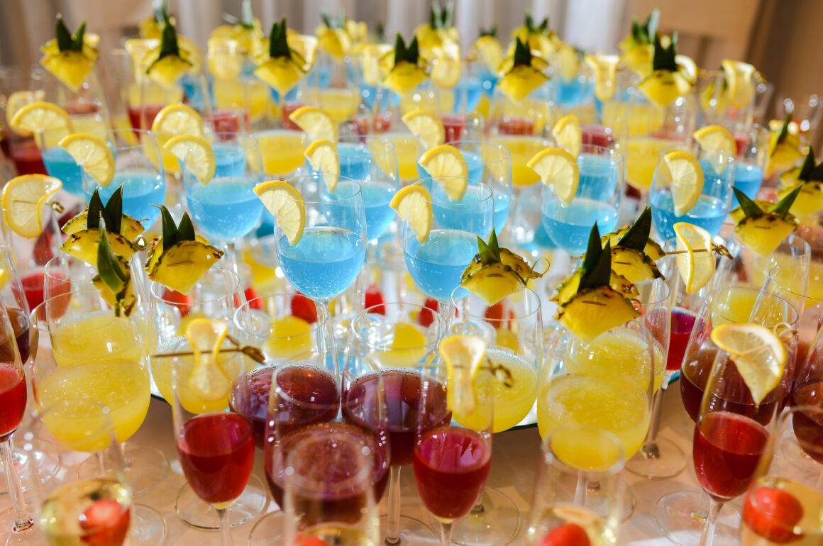 preparing-yummy-cocktails-with-edible-flowers-main-image-colorful-cocktails-scaled