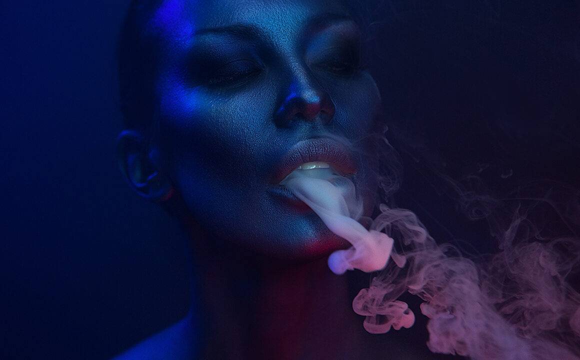 davinciiq2-vaporizer-review-woman-smoking-with-vaporizer