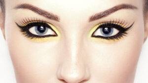 everything-you-need-tokow-about-wearing-and-handling-eye-contact-lenses-close-up-on-eyes