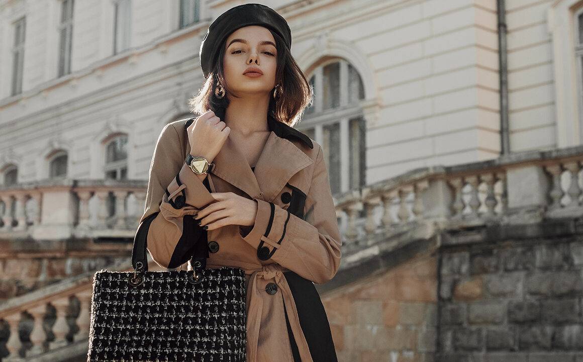 how-to-wear-a-trench-coat-woman-in-trench-coat-in-city