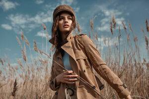 how-to-wear-a-trench-coat-woman-in-trench-coat-in-field