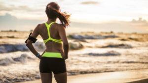 what-is-the-cause-of-love-handles-melt-your-body-fat-main-image-fit-girl-on-the-beach