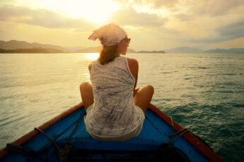 new-clothes-environmentally-friendly-vibentum-closing-woman-on-boat-at-sunset