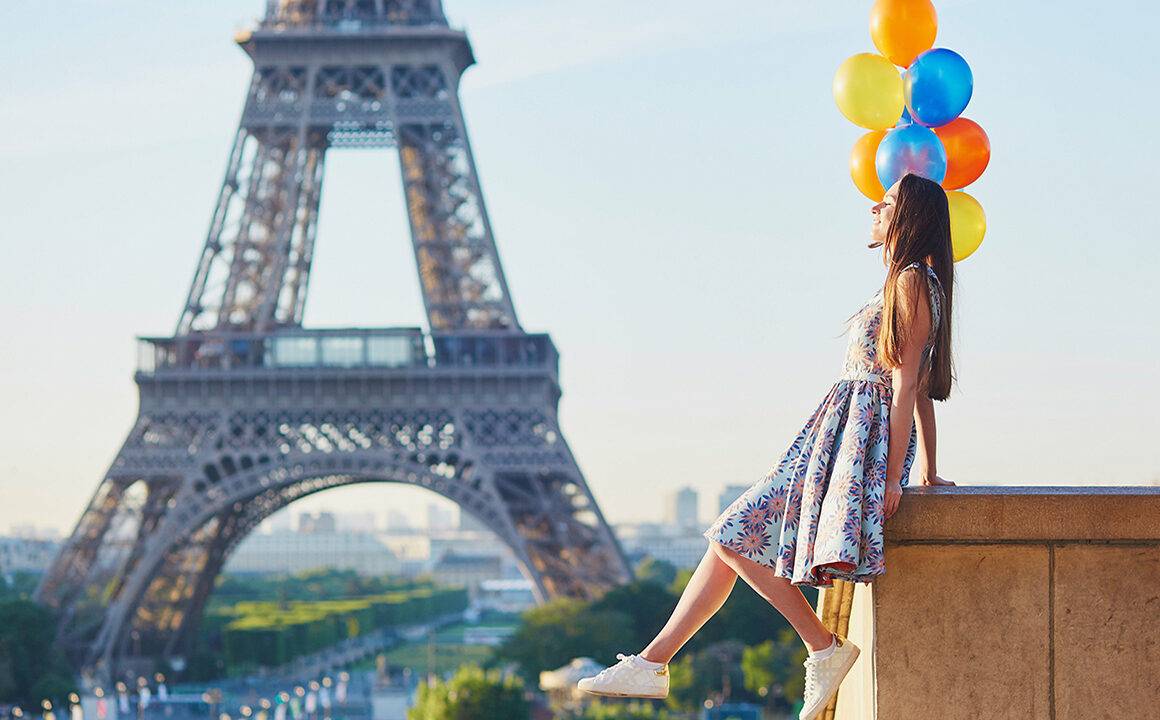 things-to-do-before-you-turn-30-woman-with-balloons-at-eiffel-tower2