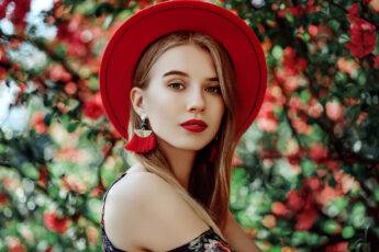 most-useful-tips-for-buying-the-best-silver-jewelry-woman-in-cute-red-hat-and-jewelry