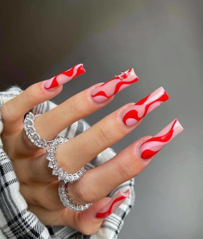 swirl nails is the 60s-inspired nail art trend that will