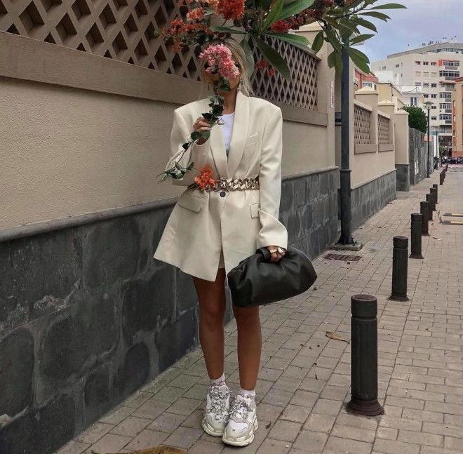 fashionistas are bsessed with oversized outfits - here Is how to pull off the oversized fashion trend
